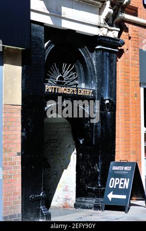 Belfast, Irlande du Nord. Pottinger's Entry, l'une des entrées de Belfast au capitole d'Irlande du Nord. Banque D'Images