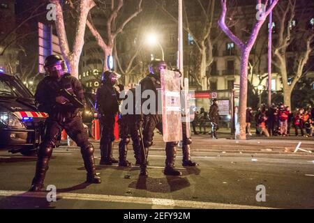 Barcelone, Espagne. 17 février 2021. Policiers vus sur garde avec boucliers pendant les manifestations.deuxième nuit de manifestations contre la détention du rappeur catalan, Pablo Hasél le 16 février et condamné à neuf mois et un jour de prison par la Chambre d'appel de la Cour nationale, ainsi qu'à une amende d'environ 30,000 euros, accusé de glorifier le terrorisme, d'insulter et d'offenser la monarchie et les forces de sécurité de l'État. Crédit : SOPA Images Limited/Alamy Live News Banque D'Images