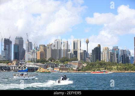 Sydney, Australie - 14 février 2021. Bateaux publics et privés sur le port de Sydney avec Walsh Bay (à gauche), Barrangarroo (à droite) et la ville de la ligne d'horizon beh Banque D'Images