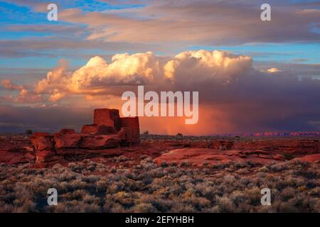 Vue panoramique au coucher du soleil sur la ruine du Pueblo Lomaki dans le monument national de Wupatki près de Flagstaff, Arizona Banque D'Images