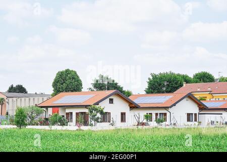 Système d'énergie renouvelable sur le toit de maisons traditionnelles en Italie, en Europe. Maisons modernes et belles de style européen avec panneaux solaires sur le toit. Banque D'Images