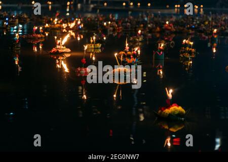 Divers Krathong coloré flottant avec des bougies allumées dans le lac dans le parc Benjasiri à Bangkok, Thaïlande pendant le loi krathong. Banque D'Images