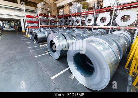 Portoir étagé avec rouleaux en tôle. Entrepôt interne de matières premières Banque D'Images