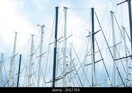 Voile blanc et bleu, mâts de yacht sur le ciel bleu à Bodrum, Turquie - octobre 2020. Banque D'Images