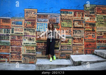 fille avec le mur de rue au centre, quartier de soho à hong kong Banque D'Images