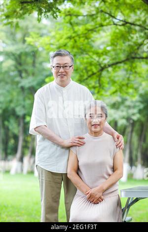 Bon vieux couple assis sur des chaises dans le parc Banque D'Images
