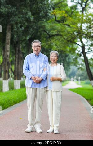 Portrait d'un vieux couple heureux bras dans le bras Banque D'Images