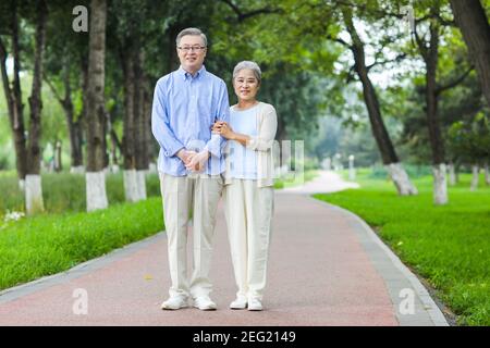 Portrait d'un vieux couple heureux bras dans le bras Banque D'Images