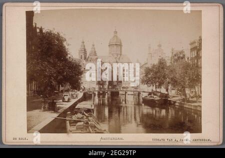 Oudezijds Voorburgwal gezien in noordelijke richting naar de Armbrug (brug 208), de Oudezijds Kolk en de Sint Nicolaaskerk 010005001364. Banque D'Images