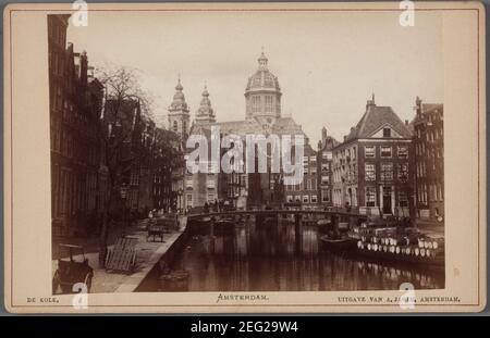 Oudezijds Voorburgwal, gezien in noordelijke richting naar de Armbrug (brug 208), de Oudezijds Kolk en de Sint Nicolaaskerk 010005000209. Banque D'Images