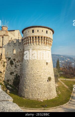 Vue de la tour d'observation depuis le niveau inférieur de Le château de Brescia Banque D'Images