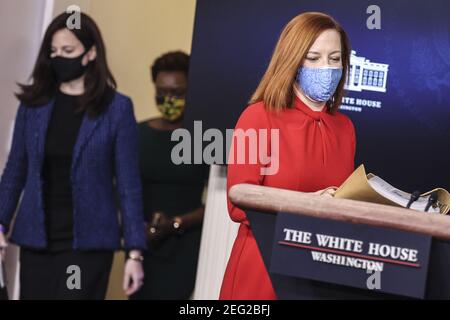 Jen Psaki, secrétaire de presse de la Maison-Blanche, à droite, accompagné de Anne Neuberger, conseillère adjointe à la sécurité nationale à la Maison-Blanche, à gauche, et de karine Jean-Pierre, secrétaire de presse adjointe à la Maison-Blanche, pour un briefing à la presse dans la salle Brady de la Maison-Blanche, le mercredi 17 février 2021, à Washington, DC, ÉTATS-UNIS. Photo d'Oliver Contreras/Pool/ABACAPRESS.COM Banque D'Images