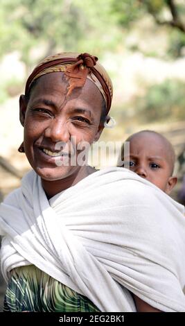 Une femme Tigrayan transportant son bébé. Région du Tigray, Éthiopie. Banque D'Images