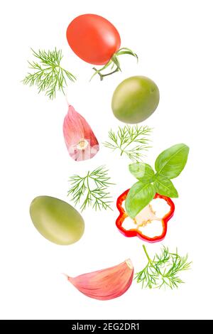 Ingrédients de salade frais volants créatifs sur fond blanc Banque D'Images