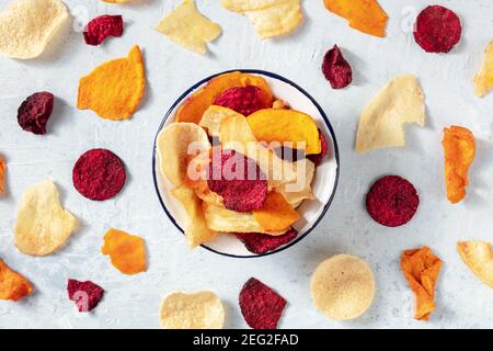 Chips de légumes, tiré du dessus, une variété de chips de fruits et de légumes Banque D'Images