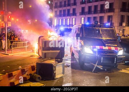 Barcelone, Catalogne, Espagne. 17 février 2021. Une fourgonnette de police est vue passer par des barricades.deuxième nuit de manifestations, à Barcelone, pour la prison du rappeur catalan, Pablo Hasél, arrêtée le mardi 16 février et condamnée à neuf mois et un jour de prison par la Chambre d'appel de la Cour nationale en septembre 2018, ainsi que le paiement d'une amende d'environ 30,000 euros accusé de glorifier le terrorisme, d'insulter et d'offenser la monarchie et les forces de sécurité de l'état. Credit: Thiago Prudencio/DAX/ZUMA Wire/Alay Live News Banque D'Images