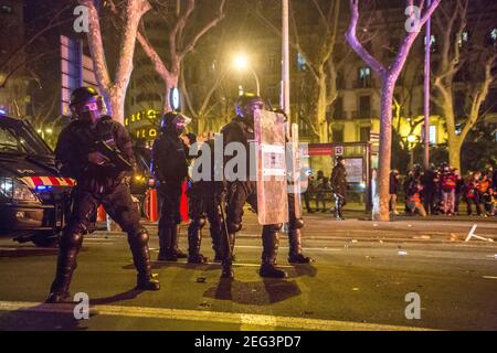 Barcelone, Catalogne, Espagne. 17 février 2021. Des policiers sont vus disperser les manifestants.deuxième nuit de manifestations, à Barcelone, pour la prison du rappeur catalan, Pablo Hasél, arrêtée le mardi 16 février et condamnée à neuf mois et un jour de prison par la Chambre d'appel de la Cour nationale en septembre 2018, ainsi que le paiement d'une amende d'environ 30,000 euros accusé de glorifier le terrorisme, d'insulter et d'offenser la monarchie et les forces de sécurité de l'état. Credit: Thiago Prudencio/DAX/ZUMA Wire/Alay Live News Banque D'Images