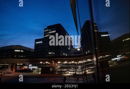 Stuttgart, Allemagne. 18 février 2021. Le siège social de Daimler AG se reflète dans un disque. (À dpa, « Maimler fait beaucoup plus de bénéfices en 2020 Corona qu'avant ». Credit: Marijan Murat/dpa/Alamy Live News Banque D'Images