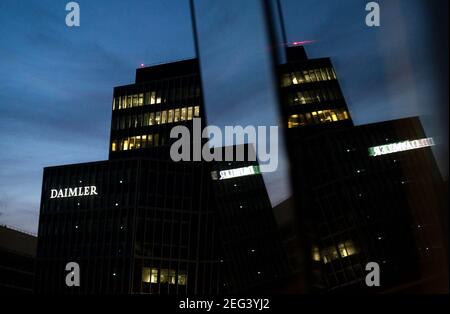Stuttgart, Allemagne. 18 février 2021. Le siège social de Daimler AG se reflète dans un disque. (À dpa, « Maimler fait beaucoup plus de bénéfices en 2020 Corona qu'avant ». Credit: Marijan Murat/dpa/Alamy Live News Banque D'Images