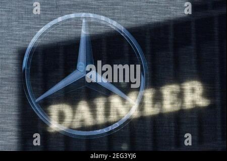 Stuttgart, Allemagne. 18 février 2021. Le siège social de Daimler AG est visible à travers un drapeau représentant l'étoile Mercedes. (À dpa, « Maimler fait beaucoup plus de bénéfices en 2020 Corona qu'avant ». Credit: Marijan Murat/dpa/Alamy Live News Banque D'Images