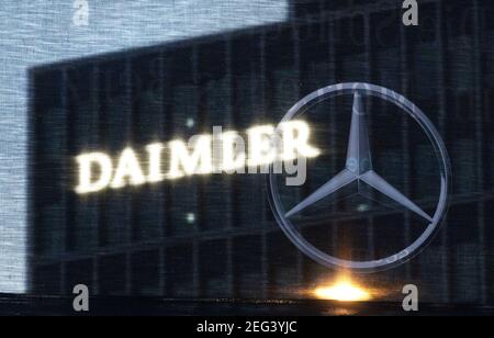Stuttgart, Allemagne. 18 février 2021. Le siège social de Daimler AG est visible à travers un drapeau représentant l'étoile Mercedes. (À dpa, « Maimler fait beaucoup plus de bénéfices en 2020 Corona qu'avant ». Credit: Marijan Murat/dpa/Alamy Live News Banque D'Images
