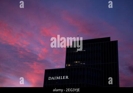Stuttgart, Allemagne. 18 février 2021. Le logo Daimler AG est visible à l'aube au siège de la compagnie automobile. (À dpa 'Maimler fait beaucoup plus de bénéfices qu'avant dans Corona année 2020' crédit: Marijan Murat/dpa/Alamy Live News Banque D'Images