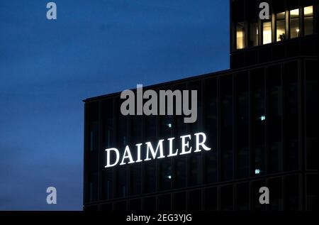 Stuttgart, Allemagne. 18 février 2021. Le logo Daimler AG est visible à l'aube au siège de la compagnie automobile. (À dpa 'Maimler fait beaucoup plus de bénéfices qu'avant dans Corona année 2020' crédit: Marijan Murat/dpa/Alamy Live News Banque D'Images
