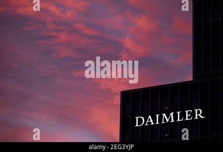 Stuttgart, Allemagne. 18 février 2021. Le logo Daimler AG est visible à l'aube au siège de la compagnie automobile. (À dpa 'Maimler fait beaucoup plus de bénéfices qu'avant dans Corona année 2020' crédit: Marijan Murat/dpa/Alamy Live News Banque D'Images