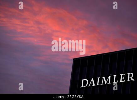 Stuttgart, Allemagne. 18 février 2021. Le logo Daimler AG est visible à l'aube au siège de la compagnie automobile. (À dpa 'Maimler fait beaucoup plus de bénéfices qu'avant dans Corona année 2020' crédit: Marijan Murat/dpa/Alamy Live News Banque D'Images