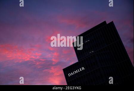Stuttgart, Allemagne. 18 février 2021. Le logo Daimler AG est visible à l'aube au siège de la compagnie automobile. (À dpa 'Maimler fait beaucoup plus de bénéfices qu'avant dans Corona année 2020' crédit: Marijan Murat/dpa/Alamy Live News Banque D'Images