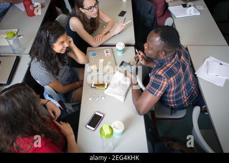 Groupe d'étude diversifié composé d'adolescents et de jeunes étudiants adultes Banque D'Images