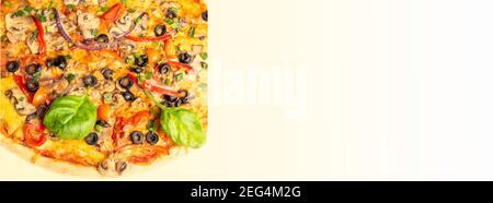 bannière de pizza savoureuse chaude appétissante avec légumes, champignons, ananas, olives noires, oignons, poivre et fromage isolés sur de la bruyère végétarienne blanche Banque D'Images