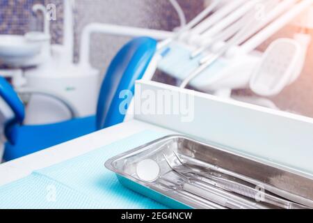 L'équipement et les instruments dentaires dans le cabinet du dentiste. Gros plan sur les outils Banque D'Images