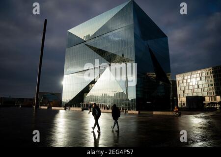 Berlin, Allemagne. 18 février 2021. Le bâtiment du Cube Berlin reflète les rayons du soleil sur la place Washington, devant la gare centrale le matin. Selon les météorologues, des températures et des rayons du soleil plus doux sont attendus pour les jours à venir. Credit: Kay Nietfeld/dpa/Alay Live News Banque D'Images