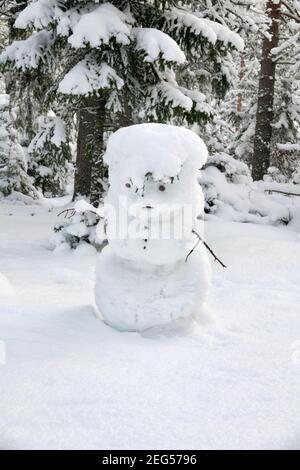 Le Snow Maiden (bonhomme de neige) traverse la neige forêt Banque D'Images