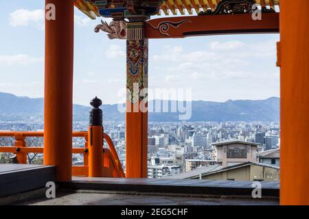 Vue sur la ville de Kyoto, vue sur la Sai-mon ou la porte ouest de Kiyomizu-dera, temple bouddhiste de l'est de Kyoto, Japon Banque D'Images