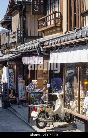 Maisons anciennes sur Ninenzaka, ou Ninen-zaka, une rue piétonne préservée de shopping dans la région de Higashiyama de Kyoto, Japon Banque D'Images