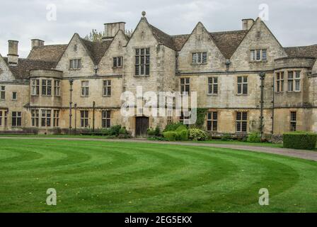 La façade de Rodmarton Manor, une maison de style art et artisanat, près de Cirencester, Gloucestershire, Royaume-Uni Banque D'Images