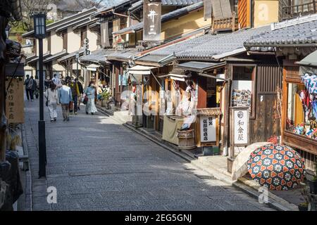 Les visiteurs se promenant le long de Ninenzaka, ou Ninen-zaka, une rue commerçante piétonne préservée dans la région de Higashiyama à Kyoto, au Japon Banque D'Images