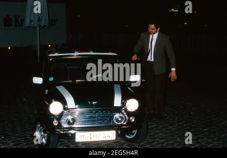 Rowan Atkinson mit Mini Cooper BEI der Premiere von 'Bean', alias 'Bean - Der ultimacative Katastrenfilm' im Cinedom à Köln, Allemagne 1997. Banque D'Images