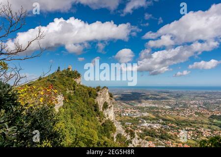 Belle vue panoramique aérienne du sommet de Monte Titano sur lequel se trouve la République de Saint-Marin, y compris la Rocca ou la première tour Banque D'Images