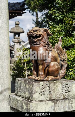 Une statue de lion-chien komainu qui garde l'entrée de Myoken-do, un petit temple bouddhiste à Higashiyama, Kyoto, Japon Banque D'Images