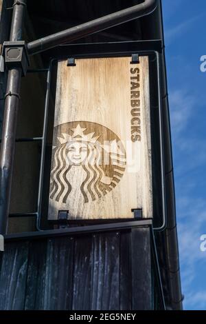 Panneau Starbucks en bois sur l'ancienne boutique de café traditionnelle Ninenzaka à Higashiyama, Kyoto, Japon Banque D'Images