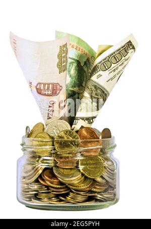 L'argent dans un verre peut rempli de pièces de monnaie sur le arrière-plan blanc Banque D'Images