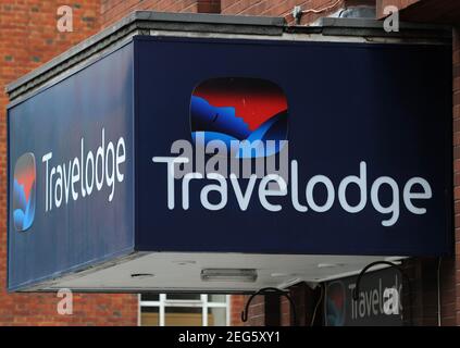 Photo du dossier datée du 30/05/14 d'un panneau d'hôtel Travelodge près de Marylebone Station, centre de Londres. Travelodge embauche plus de travailleurs à l'interne pour aider à maintenir et à entretenir sa chaîne d'hôtels. Les nouvelles recrues comprendront des plombiers, des électriciens, des charpentiers, des peintres, des plâtres et des ingénieurs en climatisation dans les hôtels companyÕs 563. Date d'émission : jeudi 18 février 2021. Banque D'Images