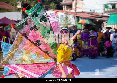 Femme de beauté de Shan ou Tai Yai (Groupe ethnique vivant dans certaines parties du Myanmar et de la Thaïlande) En robe tribale pour les fêtes du nouvel an de Shan Banque D'Images