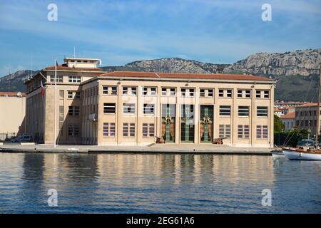 Préfecture Maritime de la Méditerranée (1956) par l'architecte Noël le Maresquier sur Quayside Quai Cronstad sur Port ou Port Toulon Var Provence France Banque D'Images