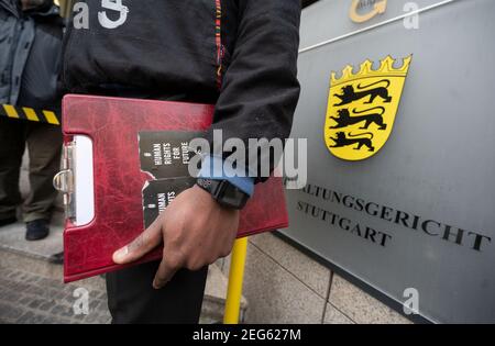 Stuttgart, Allemagne. 18 février 2021. Un réfugié du Cameroun est sur le point d'entamer un procès devant le tribunal administratif de Stuttgart. Le procès de l'homme contre l'État de Baden-Württemberg est sur le point de commencer au tribunal administratif de Stuttgart. Il conteste ce qu'il considère être une action disproportionnée de la police lors d'une opération au centre d'accueil initial (LEA) à Ellwangen et lors de sa déportation en 2018. Credit: Marijan Murat/dpa/Alamy Live News Banque D'Images