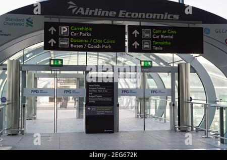 DUBLIN, IRLANDE - 15 janvier 2020 : sortie du terminal 2 de l'aéroport de Dublin avec passage piéton vers les parkings, le parking bus/bus, la location de voitures et les taxis. Banque D'Images