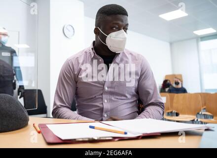 Stuttgart, Allemagne. 18 février 2021. Un réfugié du Cameroun est assis dans une salle du tribunal administratif de Stuttgart avant le début du procès. Le procès de l'homme contre l'État de Baden-Württemberg commence au tribunal administratif de Stuttgart. Il conteste ce qu'il considère être une action disproportionnée de la police lors d'une opération au centre d'accueil initial (LEA) à Ellwangen et lors de sa déportation en 2018. Credit: Marijan Murat/dpa/Alamy Live News Banque D'Images